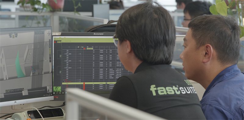 飞思德工程师与徐工团队讨论程序